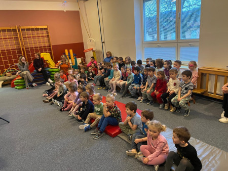 Přijel k nám orchestr z Karlových Varů , aby nás seznámil s hudebními nástroji a povyprávěl příběh o Antonínu Dvořákovi.